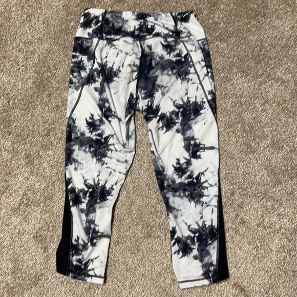 4/$24🦩 Reebok Cropped Leggings Size Small Black White Tie Dye - Picture 6 of 10